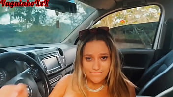 The hot boss was all naughty and gave her ass to the country caretaker in the middle of the farm until she got a nice cumshot on her ass vagninho and vivi capetinha