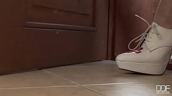 Relaxing piss in the sink