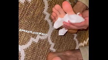 I wonder what mrpapifeet is cleaning off his paws find out in 24 hours