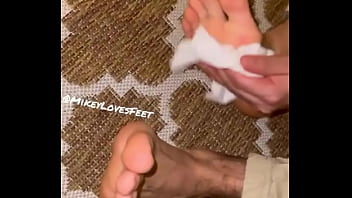 I wonder what mrpapifeet is cleaning off his paws find out in 24 hours