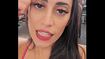 Milahot trocando de roupa para academia