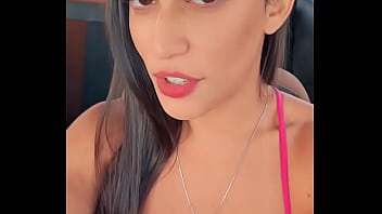 Milahot trocando de roupa para academia