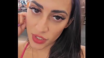 Milahot trocando de roupa para academia