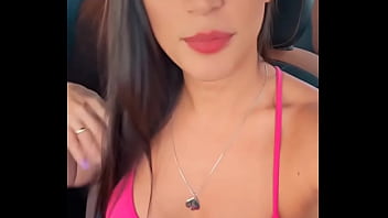 Milahot trocando de roupa para academia