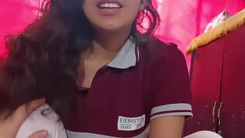 Le llama su madre y la pequeña jovencita no para de darse sentones