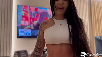 Morena gostosa chama amigo pra ver filme e da um chá de buceta no tatuado que gozou na sua boca