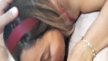 La madrastra probando algo nuevo disfruta de una rica follada con su hijastro