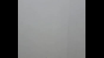 Juego con mi verga en la ducha