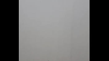 Juego con mi verga en la ducha