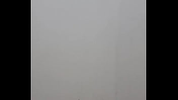 Juego con mi verga en la ducha