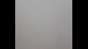 Juego con mi verga en la ducha