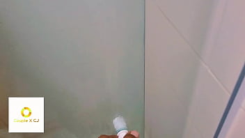 Casada sendo fodida no chuveiro