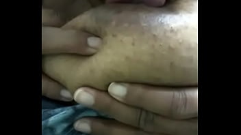 Gordinha brincando com banana