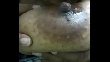 Gordinha brincando com banana