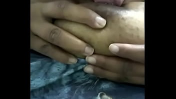 Gordinha brincando com banana