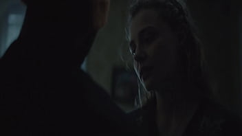 Chloë grace moretz embarazada sexy en película