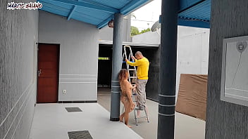 Patroas recebem o visitante nuas