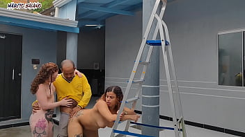 Patroas recebem o visitante nuas