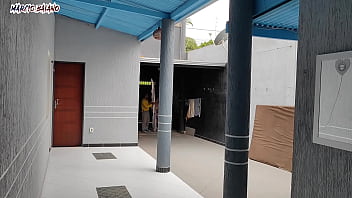 Patroas recebem o visitante nuas