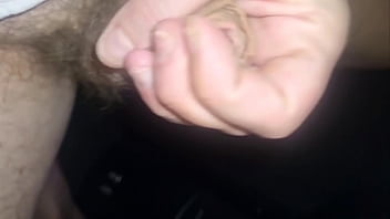 Sborrata in pubblico sega in auto nel parcheggio pubblico cazzo duro e una forte schizzata