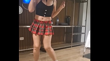 Mi vecina me hace un baile sensual antes de cogermela