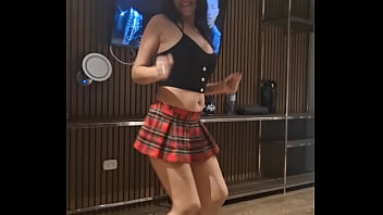 Mi vecina me hace un baile sensual antes de cogermela