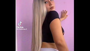 Bonita chica hace mamada por dinero