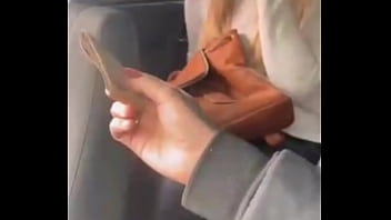 Bonita chica hace mamada por dinero