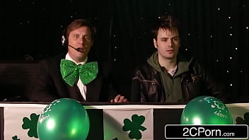 Wrestling their way into a threesome tits and ass covered in slime Wrestling their way into a threesome tits and ass covered in slime