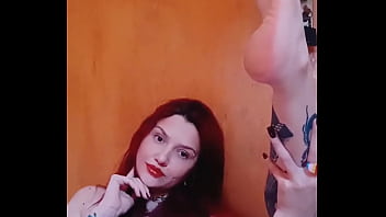 Ruiva mostrando os pés