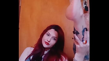 Ruiva mostrando os pés