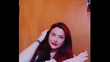 Ruiva mostrando os pés