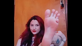 Ruiva Mostrando Os Pés thumbnail