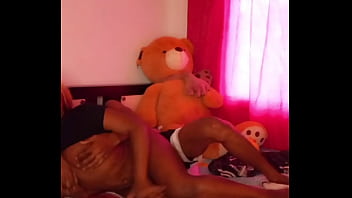 Sorprendo a mi hermanastra en su cuarto y follamos apacionadamente