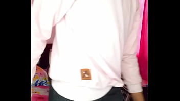 Sorprendo a mi hermanastra en su cuarto y follamos apacionadamente