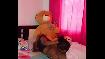 Sorprendo a mi hermanastra en su cuarto y follamos apacionadamente