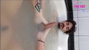 Amigo do marido me fodeu na banheira sem camisinha enquanto o corno trabalha