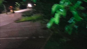 Darkchocolatebarbie and bf have an outside quickie while walking to get food