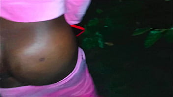 Darkchocolatebarbie and bf have an outside quickie while walking to get food