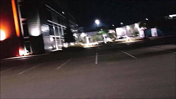 Darkchocolatebarbie and bf have an outside quickie while walking to get food