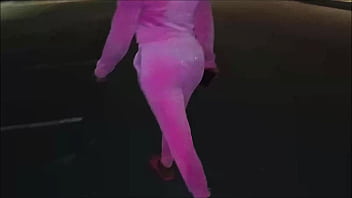 Darkchocolatebarbie and bf have an outside quickie while walking to get food