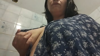 Me masturbo en el baño de visita