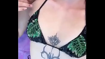 Llllaaa eccomi in spiaggia chi viene a fare il bagno con me