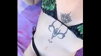 Llllaaa eccomi in spiaggia chi viene a fare il bagno con me