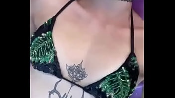 Llllaaa eccomi in spiaggia chi viene a fare il bagno con me