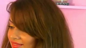 Sexy cam slut rubs her pussy