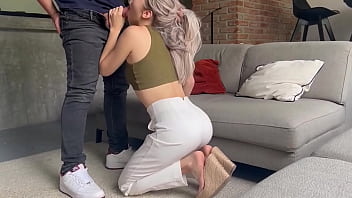 Flaca horny chupa verga de 18 años monta polla como profesional latina amateur