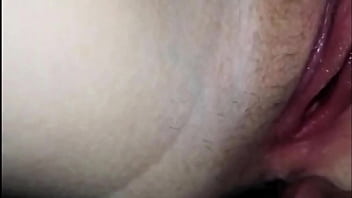 Marido corno filmando a esposa traindo sem camisinha e tomando gozada interna do amante