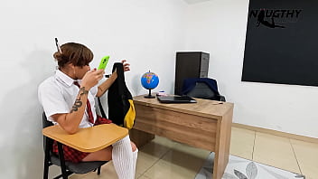 Schoolwomen masturbates in classroom