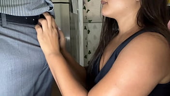 Secretária gostosa chupando o chefe para não ser demitida funcionaria mamando o chefe